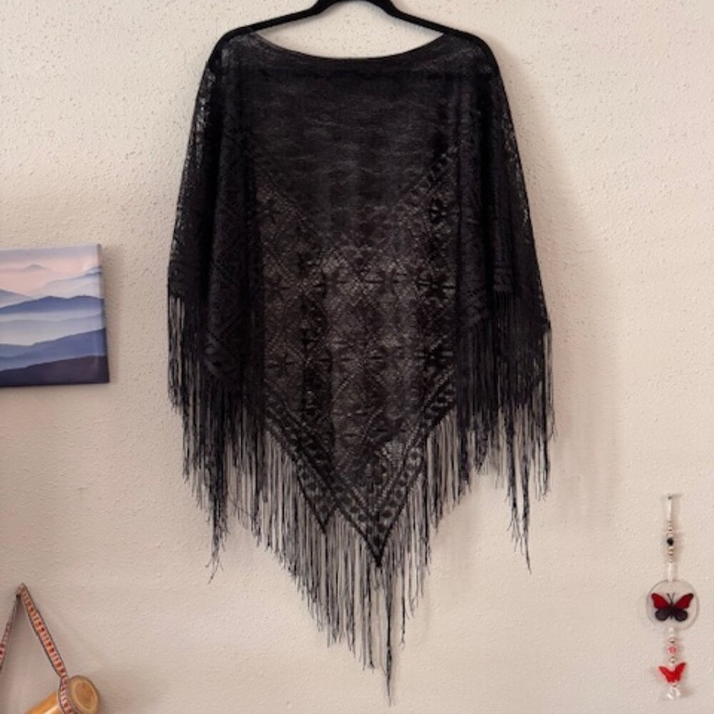 Poncho/Chal Tejido con Flecos (Lightweight black knitted poncho)